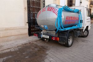 El camión cisterna que da agua potable a los vecinos de Terque.