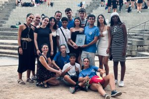Componentes del grupo Alter Ego del IES Al-Ándalus de Almería, en el Teatro Romano de Mérida, con su premio.