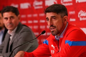 Fernando Hierro y Veljko Paunovic, director deportivo y técnico de Chivas.