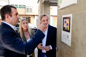 Un usuario escanea el QR de una farmacia.