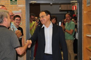 José Céspedes es felicitado en la noche electoral en la Universidad de Almería.