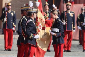 La Princesa Leonor en la jura de bandera en el Patio de Armas de la Academia General Militar de Zaragoza.
