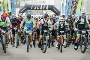 Los corredores, dispuestos para comenzar la carrera.