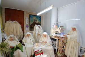 Algunas de las Esclavas del Santísimo Sacramento de la comunidad de Almería, en su trabajo como bordadoras.