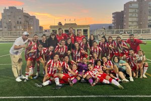 El conjunto de Pedro López celebrando la victoria en el Emilio Campra.