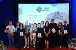 Foto de familia de todos los premiados en la noche de los Premios Casco Histórico de Almería.