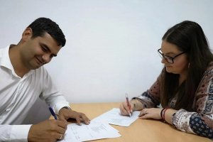 El candidato de Turre para la Gente (IU) firmando un pacto con la actual alcaldesa del PSOE años atrás.