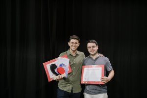 Raúl Sabiote, junto al segundo premio de Viento Metal, el trombonista Alejandro Arias.