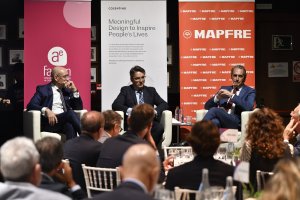 El economista David Cano, el moderador Francisco Cabrera y el exministro e ingeniero, Iñigo de la Serna.