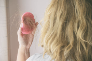 Una persona suele perder entre 100 y 150 cabellos al día como parte del proceso natural