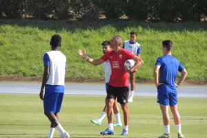Garitano dando instrucciones a la plantilla este miércoles.