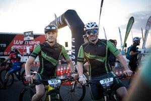 José Antonio “Cohete” Suárez y Alberto Iglesias Pin, momentos previos a la salida de la etapa