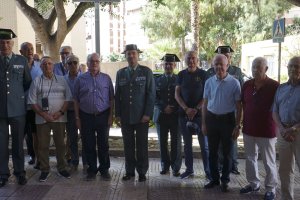 Foto de familia de los agentes en activo con otros ya jubilados
