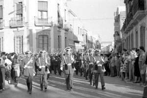 La Guardía Civil en la esquina de la iglesia de San Sebastián, en un día de desfile. Al fondo la calle González Garbín.