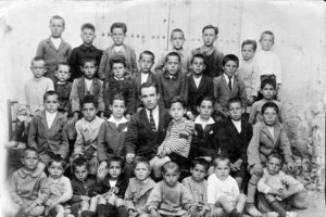 Fotografía de 1928 en la que se ve a Don Ramón con sus alumnos en Beires.