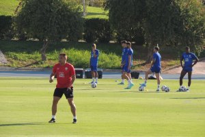 Julio Hernando apretando a los futbolistas en el entrenamiento.