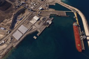 Imagen aérea del actual puerto granelero de Carboneras.