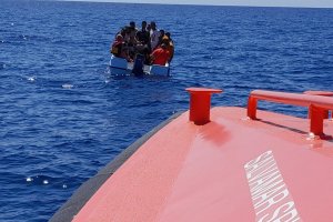 Imagen de archivo de la  Salvamar Spica interceptando un patera.