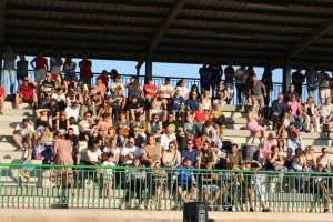 Gran ambiente en las gradas durante la presentación de los equipos.