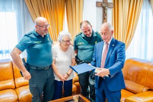Momento de la entrega de la placa en agradecimiento a Gabriel Amat, Alcalde de Roquetas de Mar.