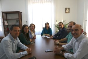 Reunión de la alcaldesa y concejales albojenses con el delegado provincial.