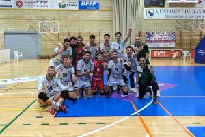 Celebrando la victoria en el centro de la pista.