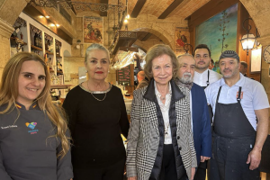 Francisca Pérez, chef de La Encina, junto a sus trabajadores y la Reina Sofía. Foto de La Encina