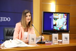 La edil ejidense, Delia Mira, durante la presentación de la campaña.