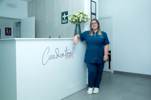 Ana Ceñal en la clínica Cevidental, en Garrucha.