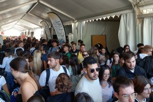 Cientos de estudiantes pasaron este miércoles por las carpas de la Jornada de Bienvenida de la UAL.