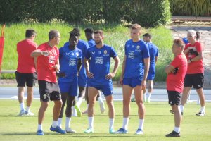 Garitano hablando con Marciano, Baptistao y Milovanovic, sus nuevos delanteros.