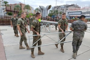 Tareas de montaje en el Parque de Las Almadrabillas este jueves.