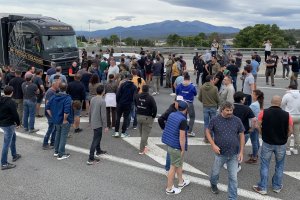 Manifestantes franceses en la frontera. (X)