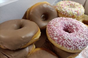 Una caja de ricos donuts variados de Pastelería Escobar.