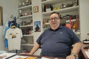 El concejal de Deportes y Tiempo Libre del Ayuntamiento de Roquetas de Mar en su despacho en el Pabellón Infanta Cristina.