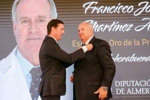 El presidente de la Diputación impone el Escudo de Oro de la Provincia a Martínez Amo.