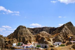 La promotora se plantea imitar las cuevas de Purullena.