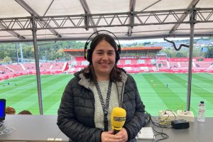 Nuria Vilamala, la voz del Girona en el Carrusel Deportivo de la Cadena SER.