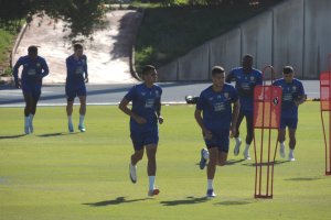 La imagen del día con César Montes viviendo su primera sesión con Gaizka Garitano.