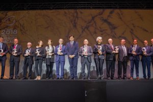 Foto de familia de premiados en una pasada gala de los Premios Macael.