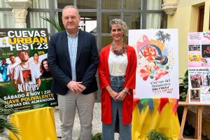 El alcalde y la concejala durante la presentación de las fiestas.