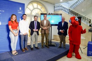 Autoridades municipales y provinciales junto a una mascota-gamba (primera por la derecha).