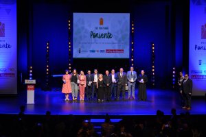 Foto de familia de los galardonados en los XIX Premios Poniente.