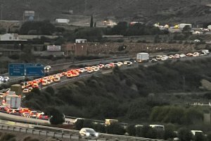 Monumental atasco por la carga desprendida de un camión que transportaba piedras de gran tamaño.