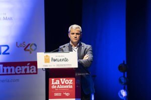 Felix García, CEO de Kimitec Group, recoge el Premio Economía.