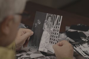 Alberto Gómez Uriol sostiene una foto de su hermana Mª Carmen en un fotograma del documental. 