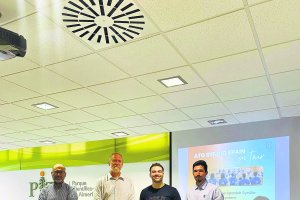 Una imagen del director científico de la Marina con investigadores en biotecnología de empresas almerienses.