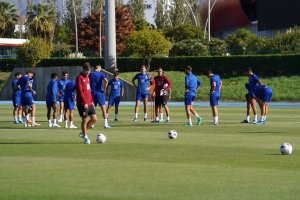 Dando instrucciones al grupo para recuperar la competitividad en Montilivi y sumar puntos.