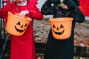 Dos niños disfrazados para Halloween.