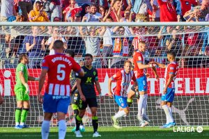 Fernando y Robertone, cabizbajos en la fiesta del Girona en el campo de Montilivi.